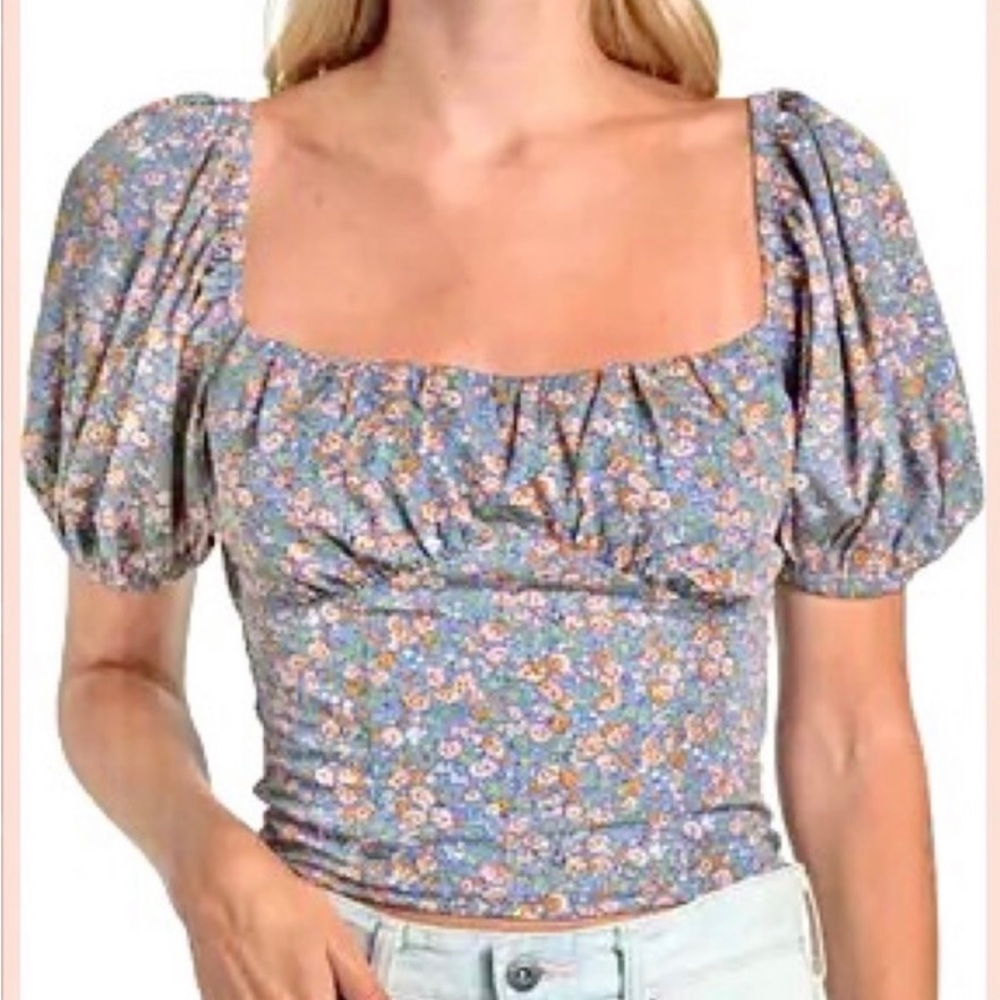 ASTR the Label Tie Back Bubble Sleeve Top, Blue
Floral, fits like a medium